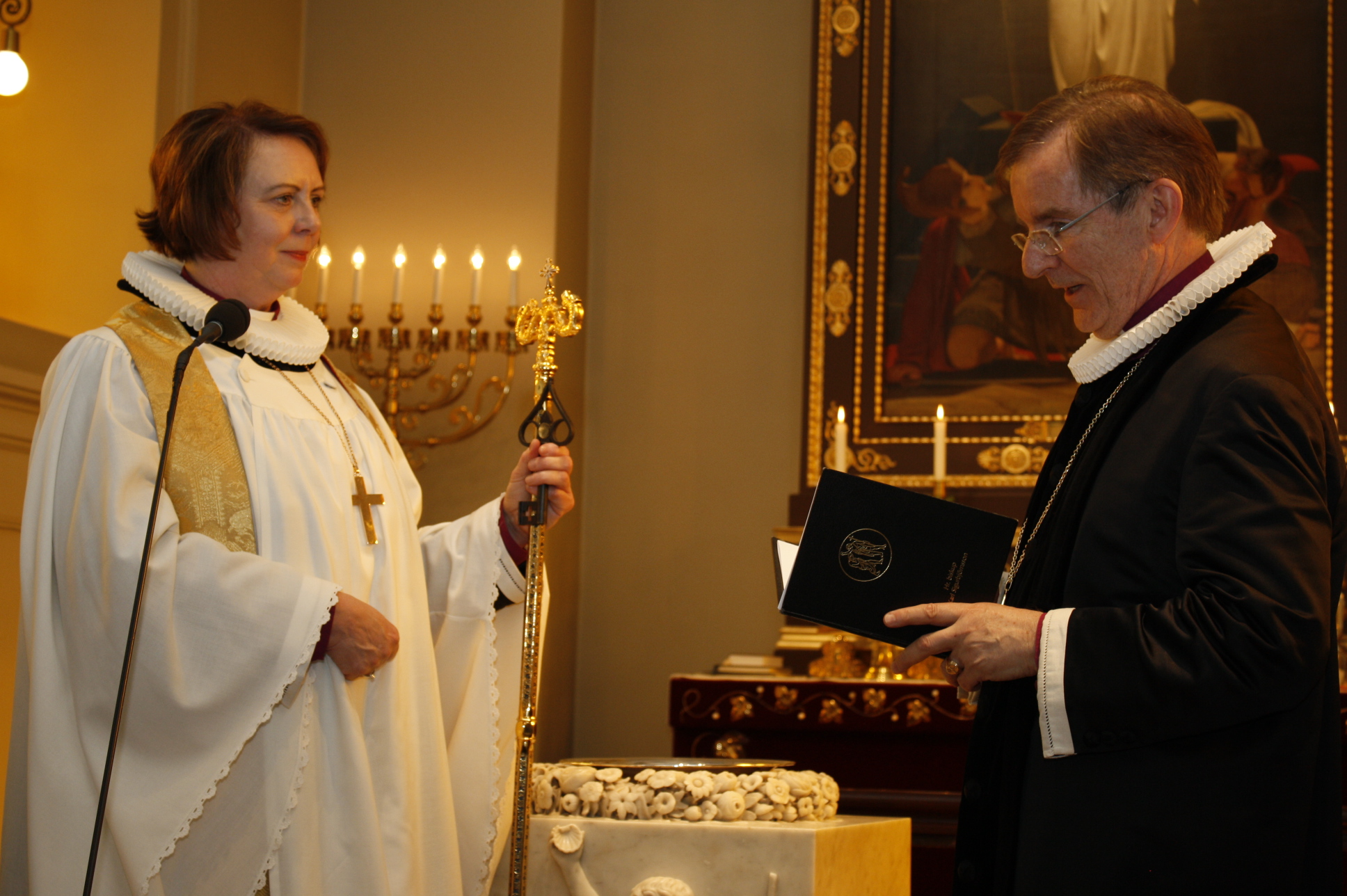 Agnes M. Sigurðardóttir, nýr biskup Íslands, tekur við biskupsstaf og lyklum hjá Karli Sigurbjörnssyni biskupi sem lætur nú af embætti.